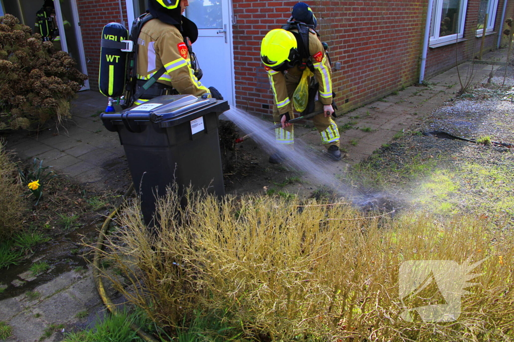 Brand naast woning snel geblust