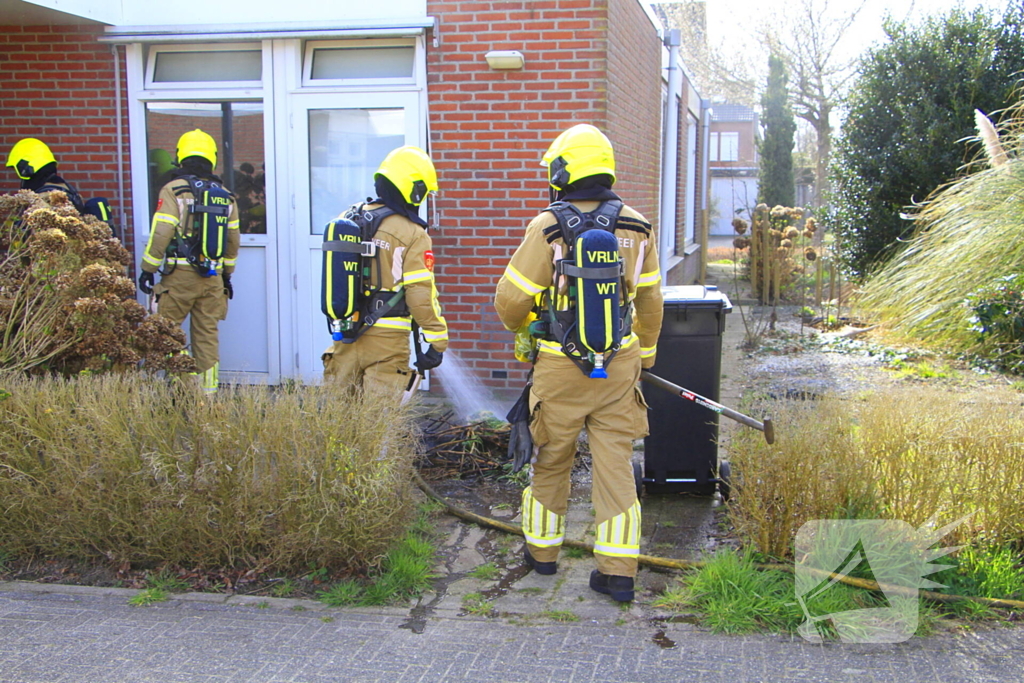 Brand naast woning snel geblust