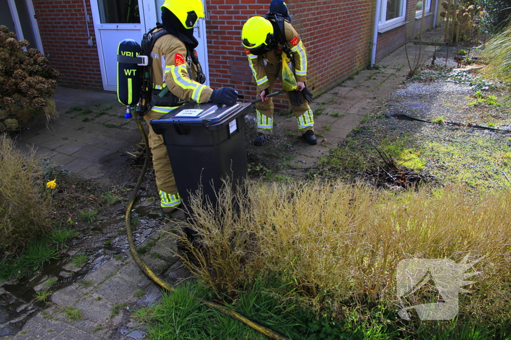 Brand naast woning snel geblust