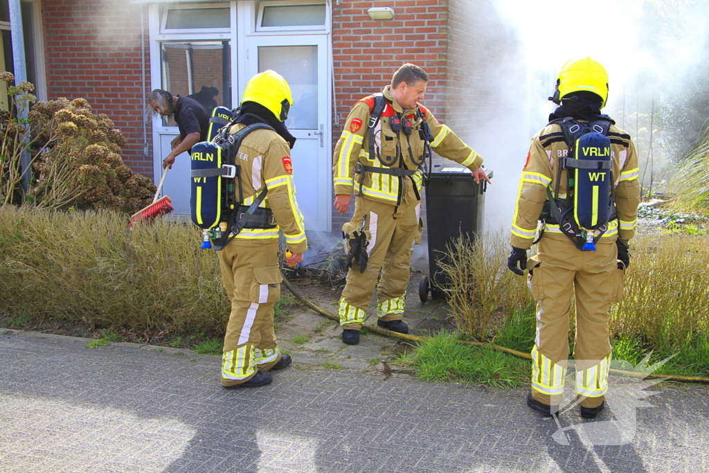 Brand naast woning snel geblust