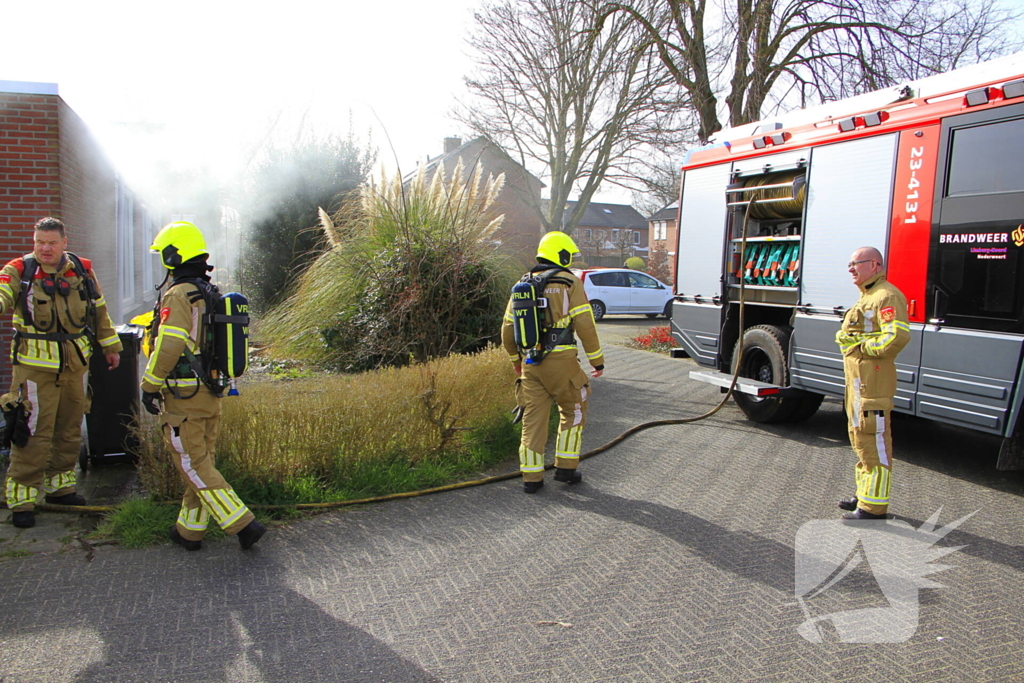 Brand naast woning snel geblust