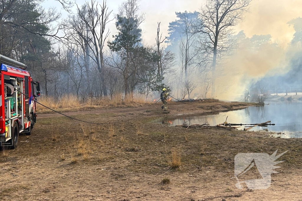 Brandweer strijdt tegen natuurbrand