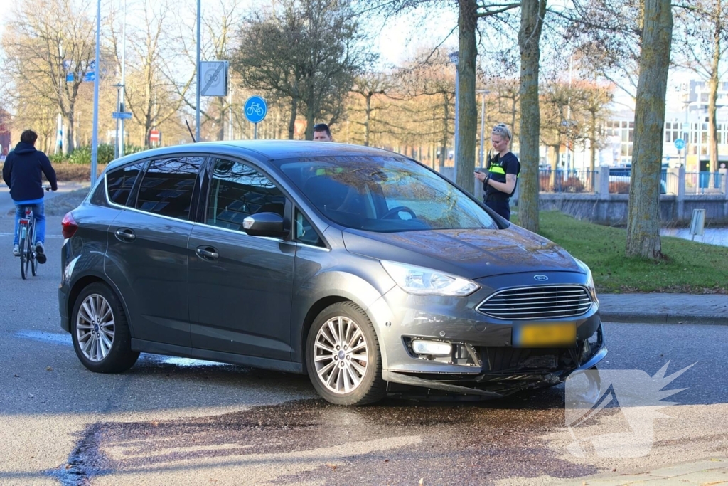 Botsing tussen auto en motor veroorzaakt valpartij