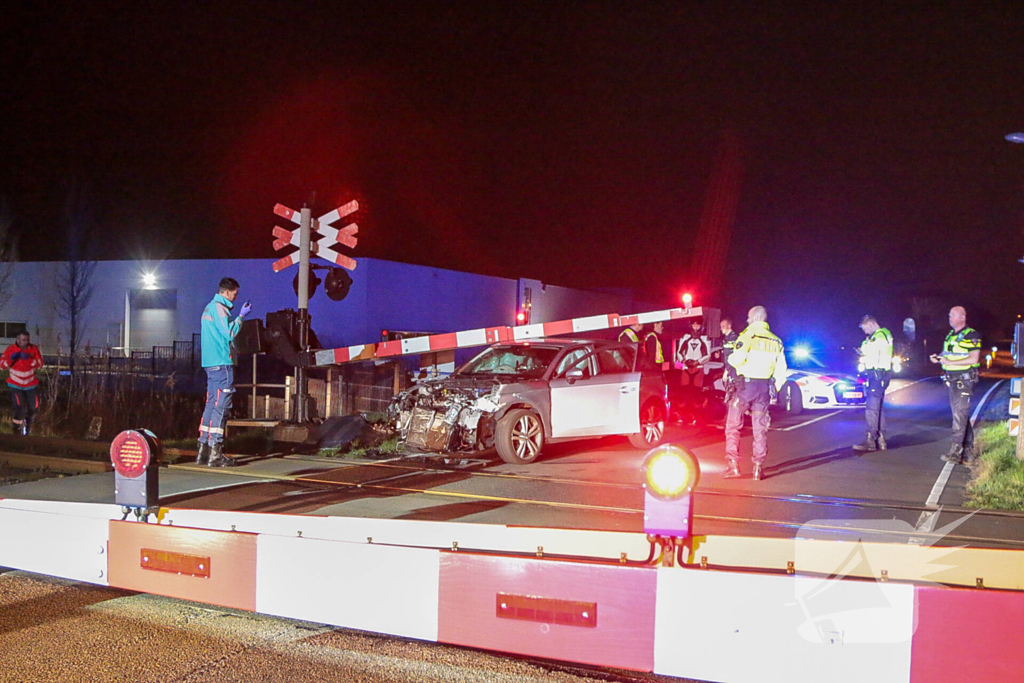Auto zwaar beschadigd bij aanrijding met trein
