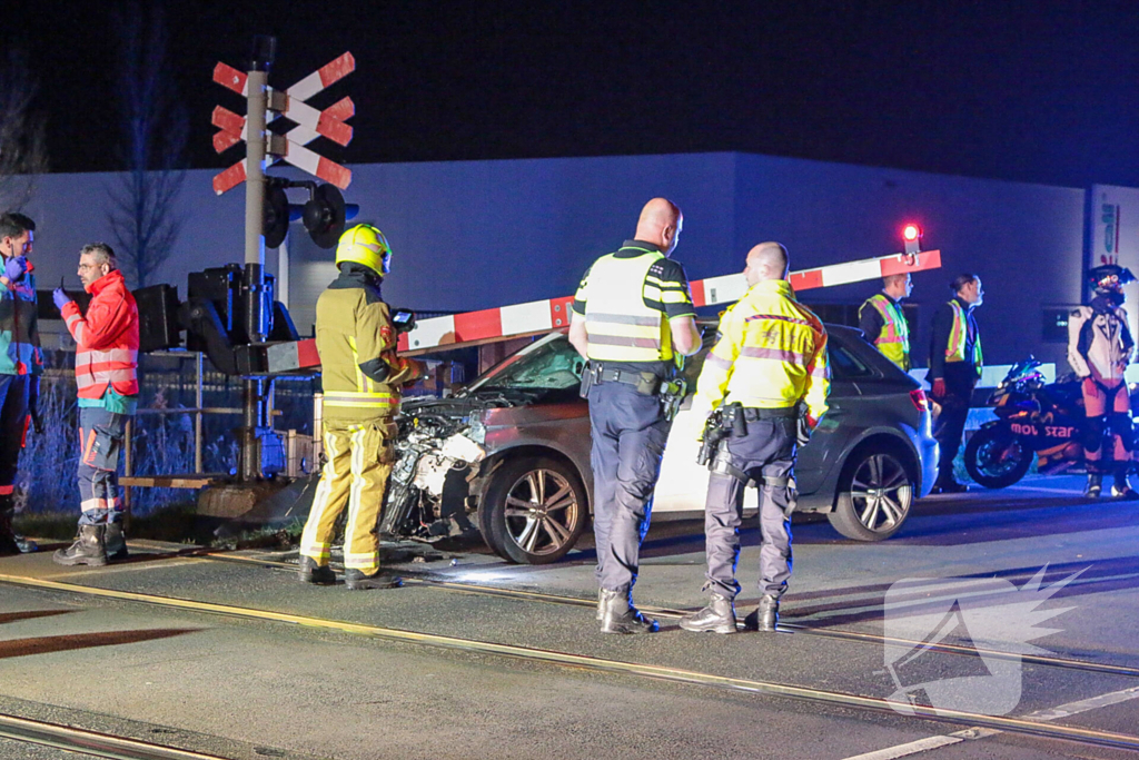 Auto zwaar beschadigd bij aanrijding met trein