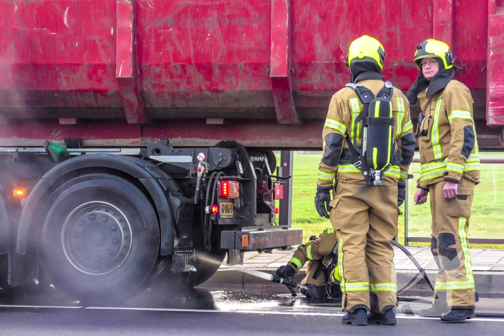 Brandmelding bij vrachtwagen door vastgelopen rem