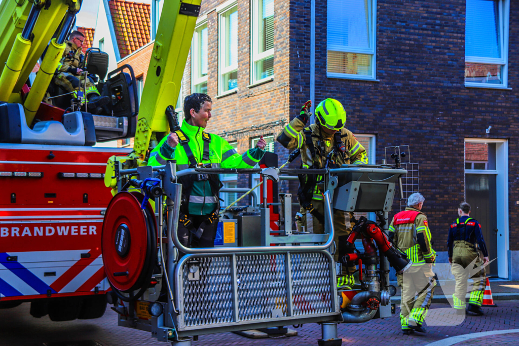 Duif gered uit benarde positie achter glazen balustrade