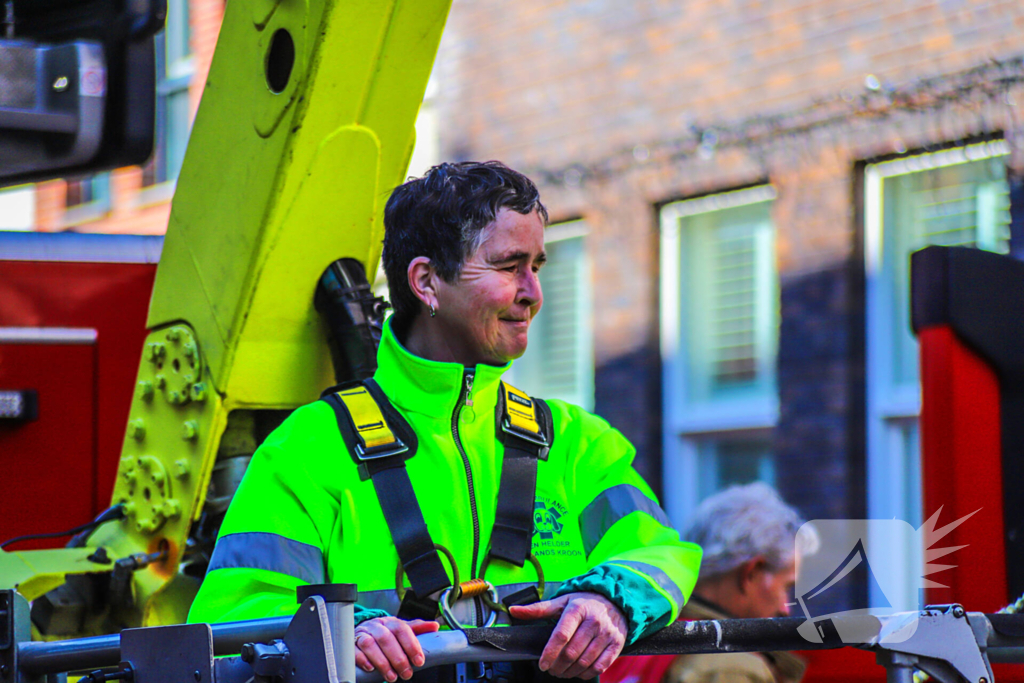 Duif gered uit benarde positie achter glazen balustrade