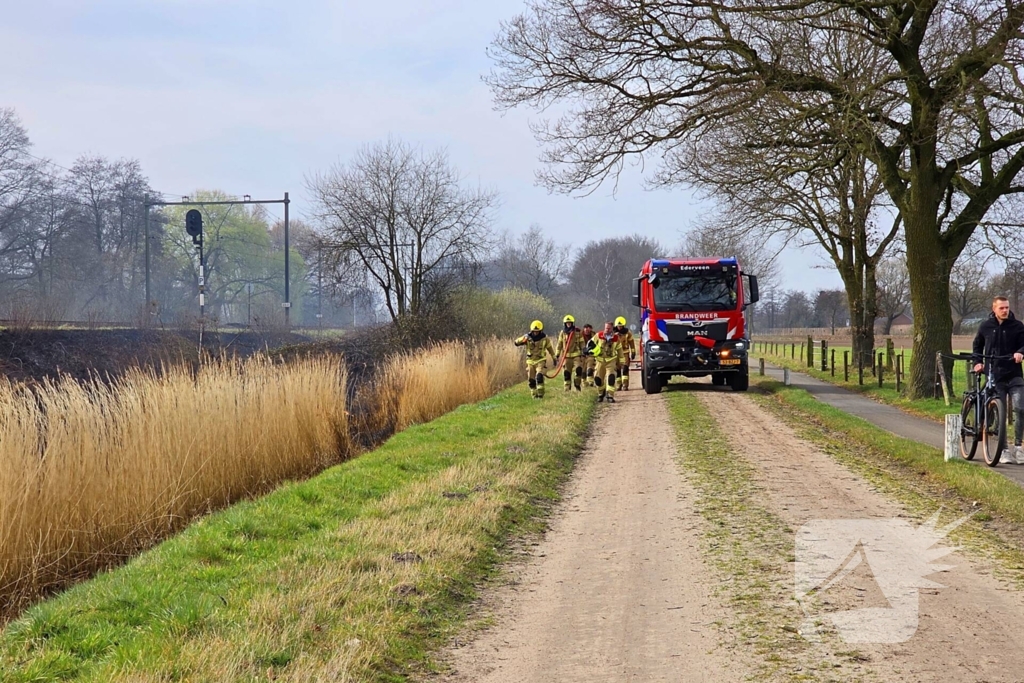 Bermbrand breid zich tientallen meters uit