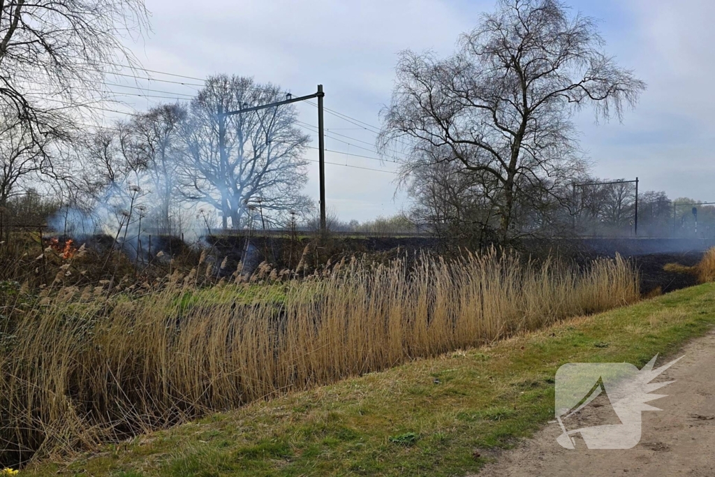 Bermbrand breid zich tientallen meters uit