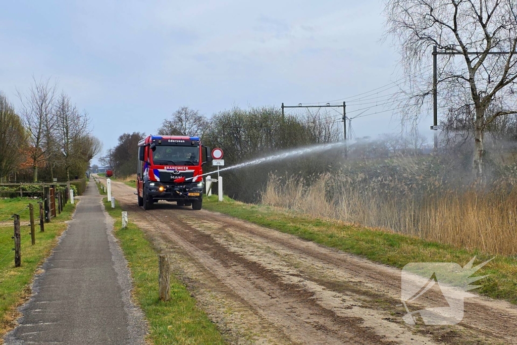 Bermbrand breid zich tientallen meters uit