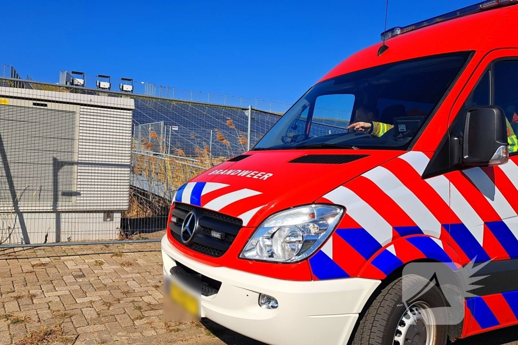 Brandweer redt schaap uit hek