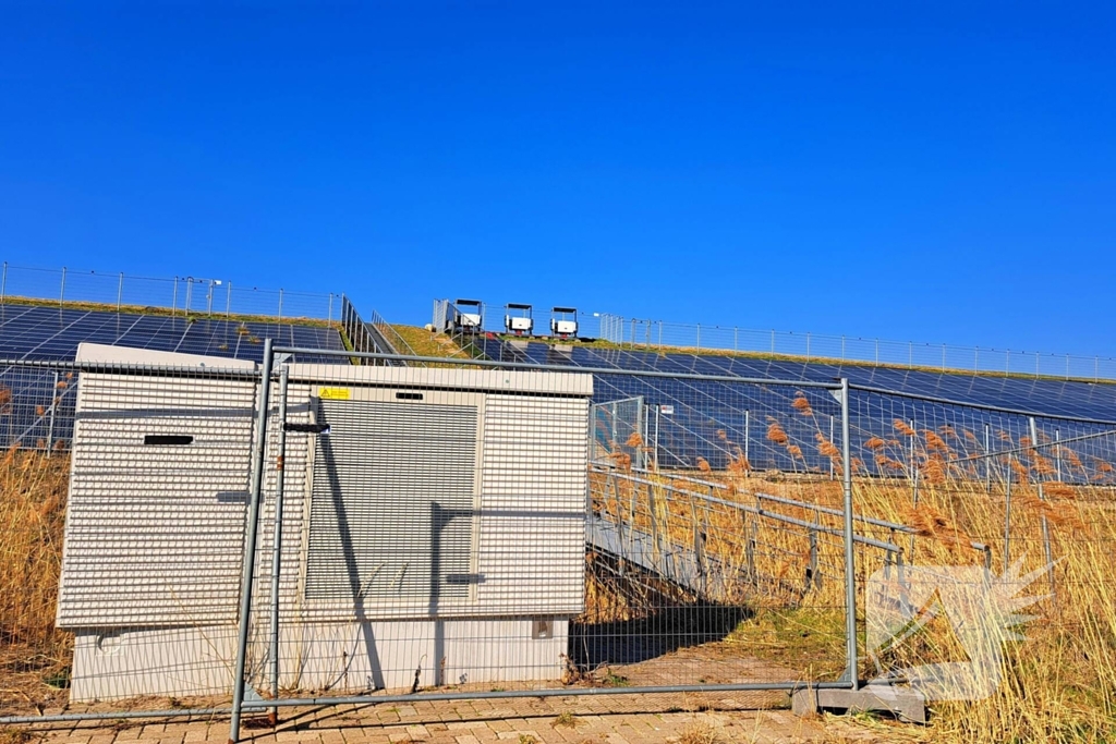 Brandweer redt schaap uit hek