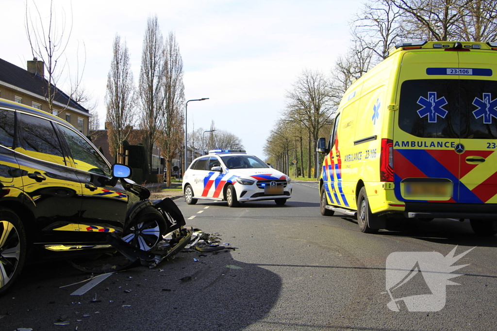 Veel schade bij frontale botsing tussen auto's