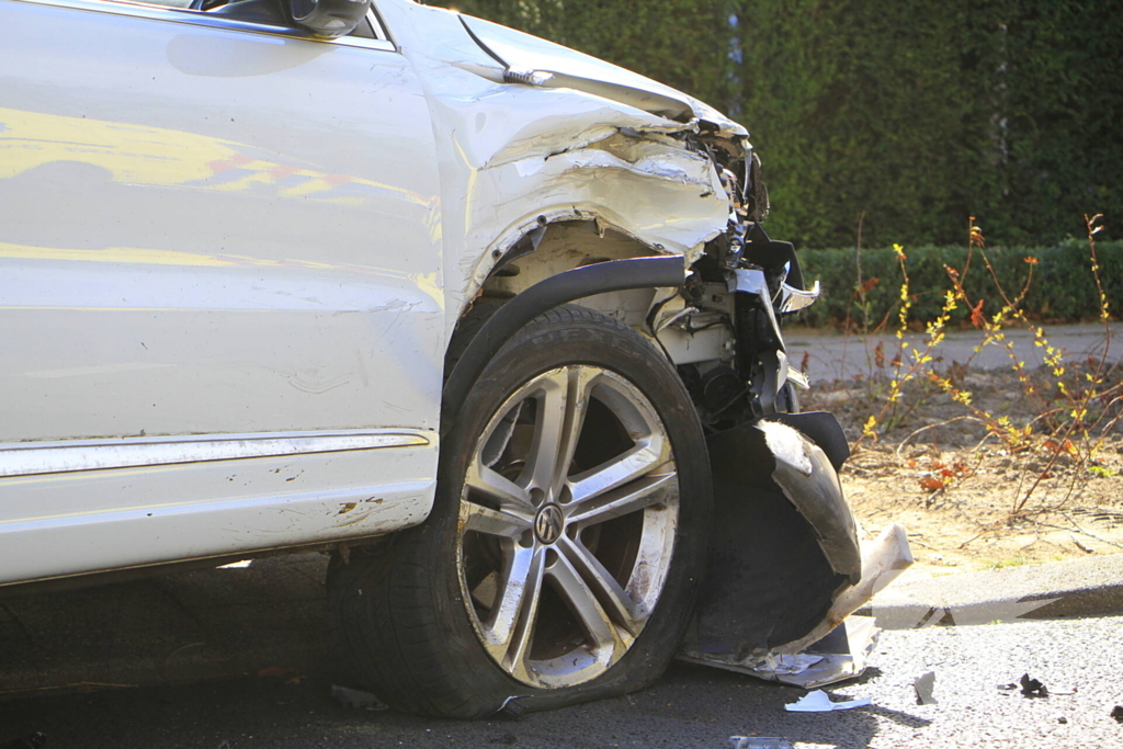 Veel schade bij frontale botsing tussen auto's