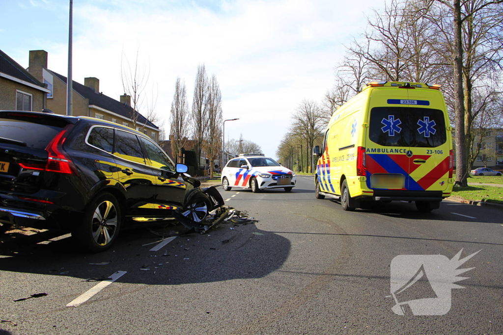 Veel schade bij frontale botsing tussen auto's