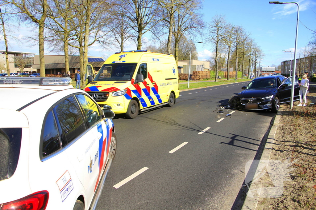 Veel schade bij frontale botsing tussen auto's