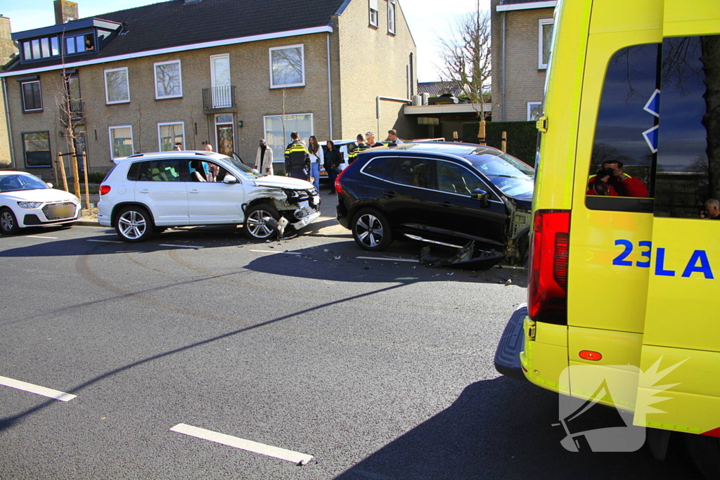 Veel schade bij frontale botsing tussen auto's