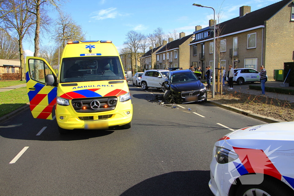 Veel schade bij frontale botsing tussen auto's