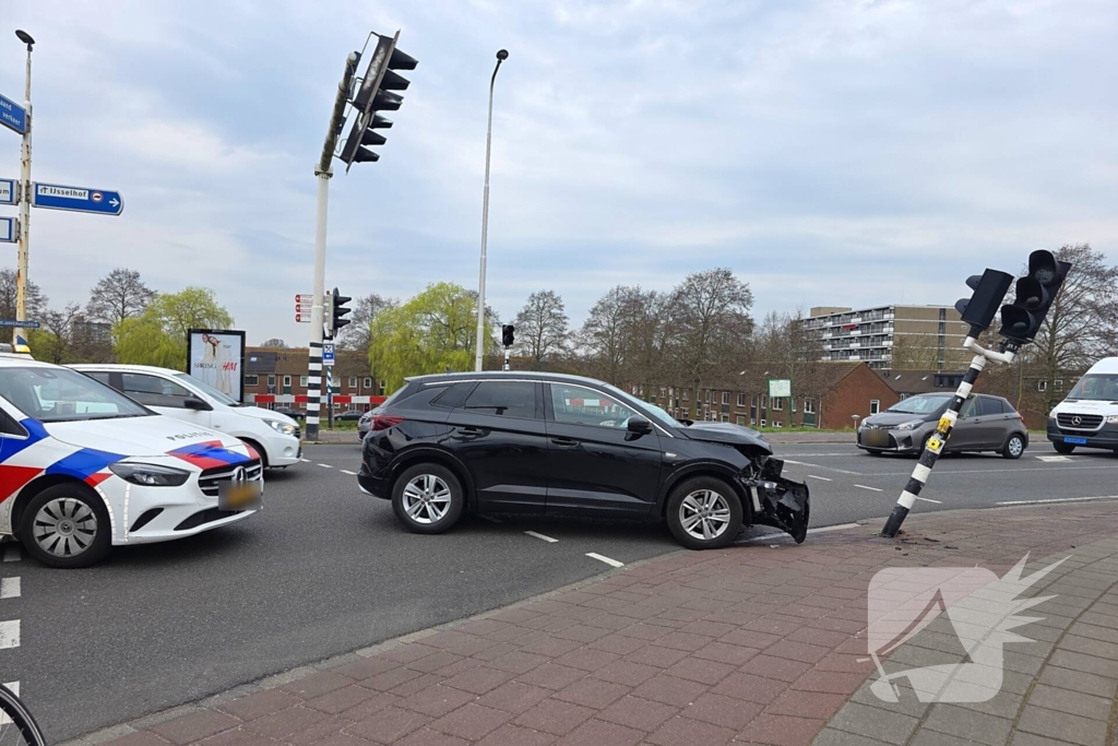 Automobilist klapt op verkeerslicht