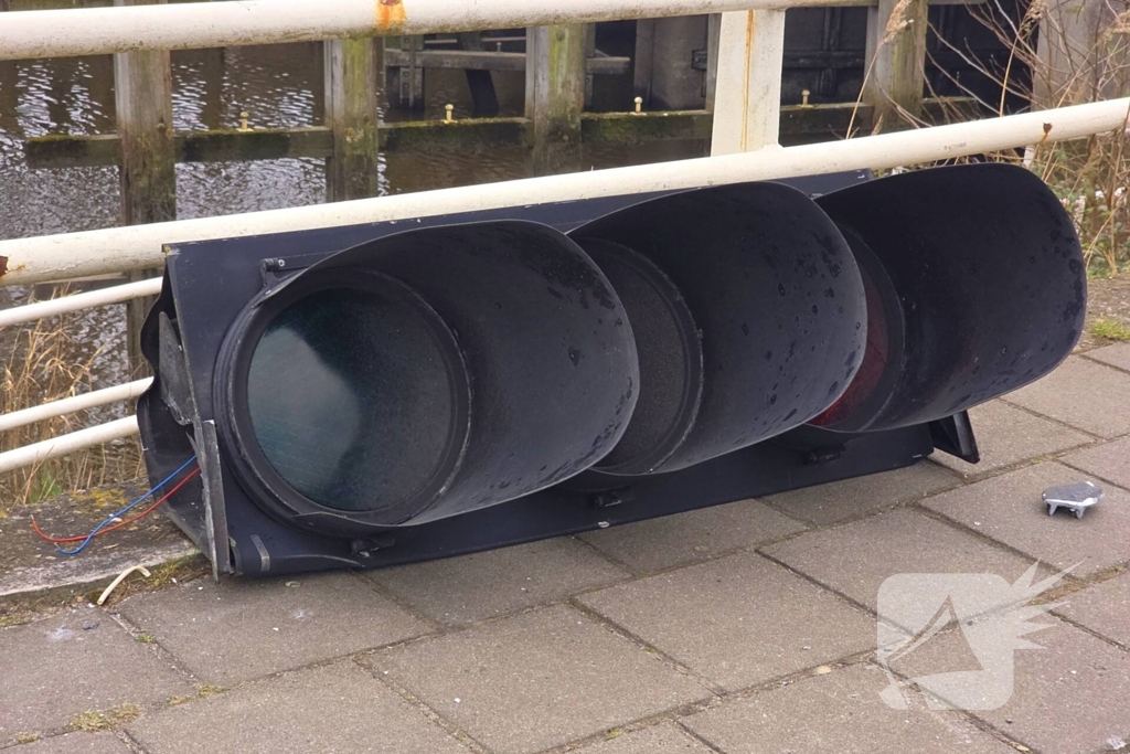 Automobilist klapt op verkeerslicht