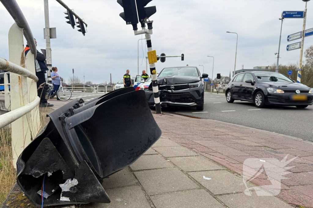 Automobilist klapt op verkeerslicht