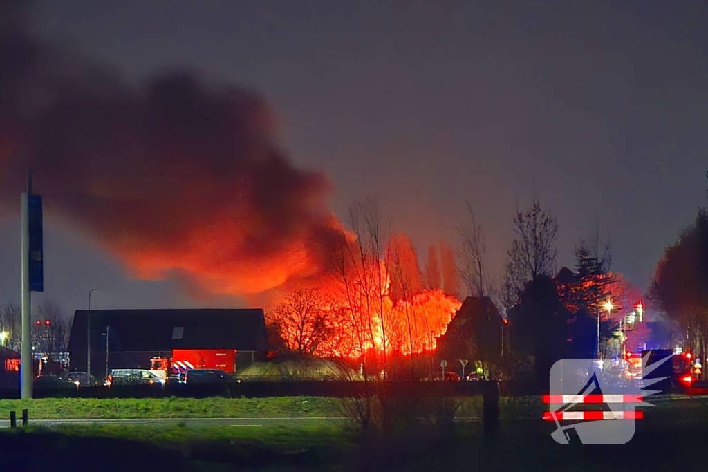 Enorme vlammen bij gebouwbrand naast Schiphol