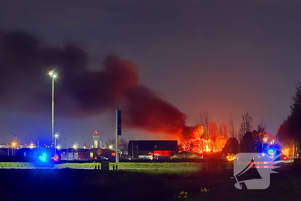 Enorme vlammen bij gebouwbrand naast Schiphol