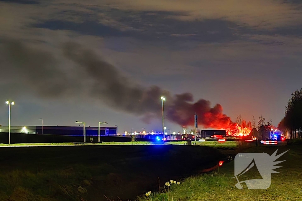 Enorme vlammen bij gebouwbrand naast Schiphol