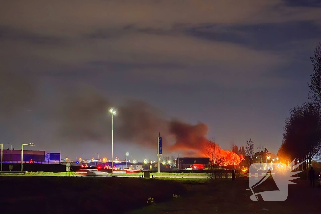 Enorme vlammen bij gebouwbrand naast Schiphol