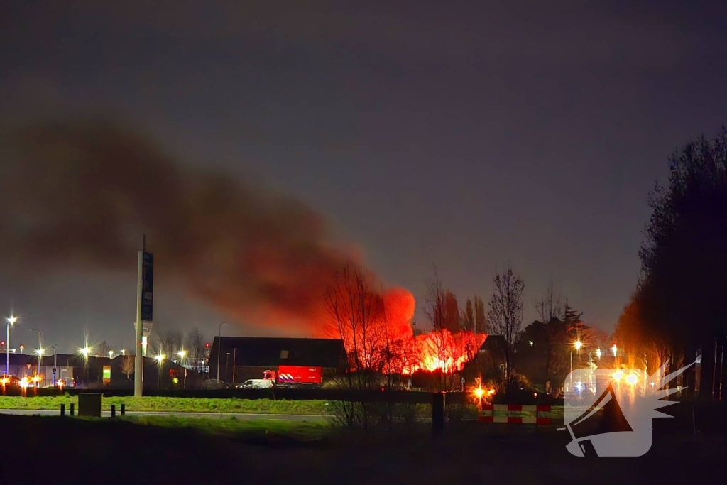 Enorme vlammen bij gebouwbrand naast Schiphol