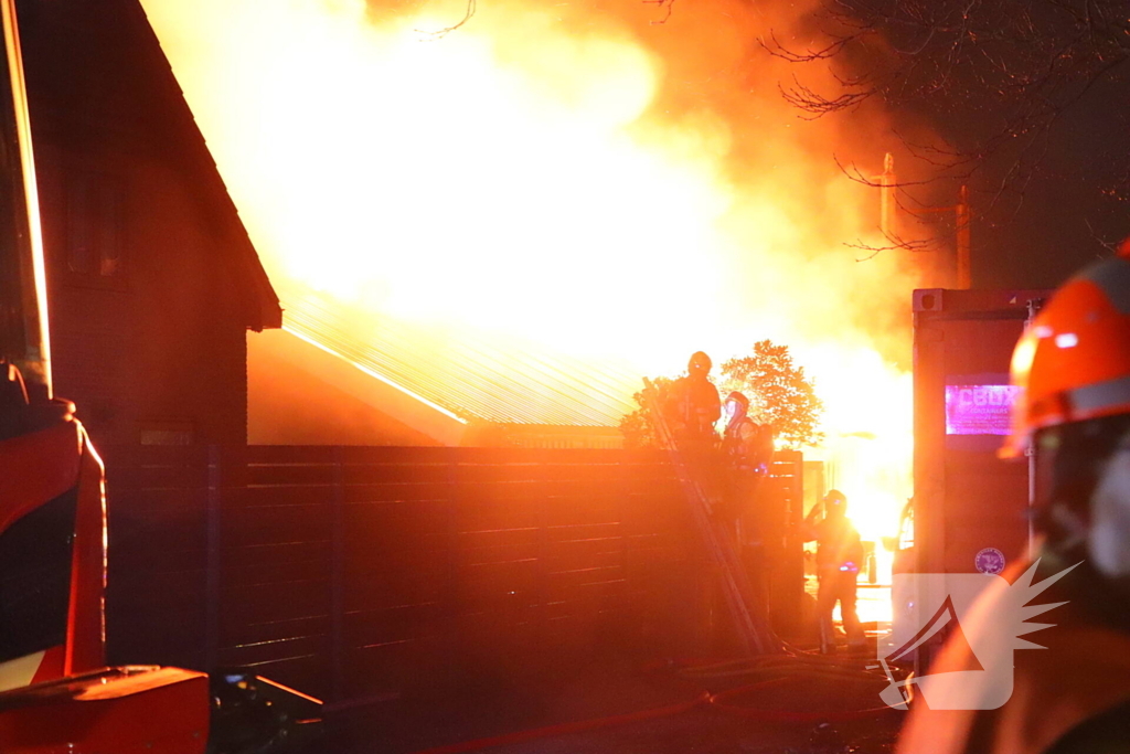 Enorme vlammen bij gebouwbrand naast Schiphol