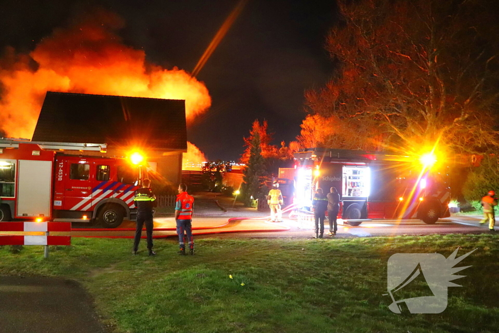 Enorme vlammen bij gebouwbrand naast Schiphol