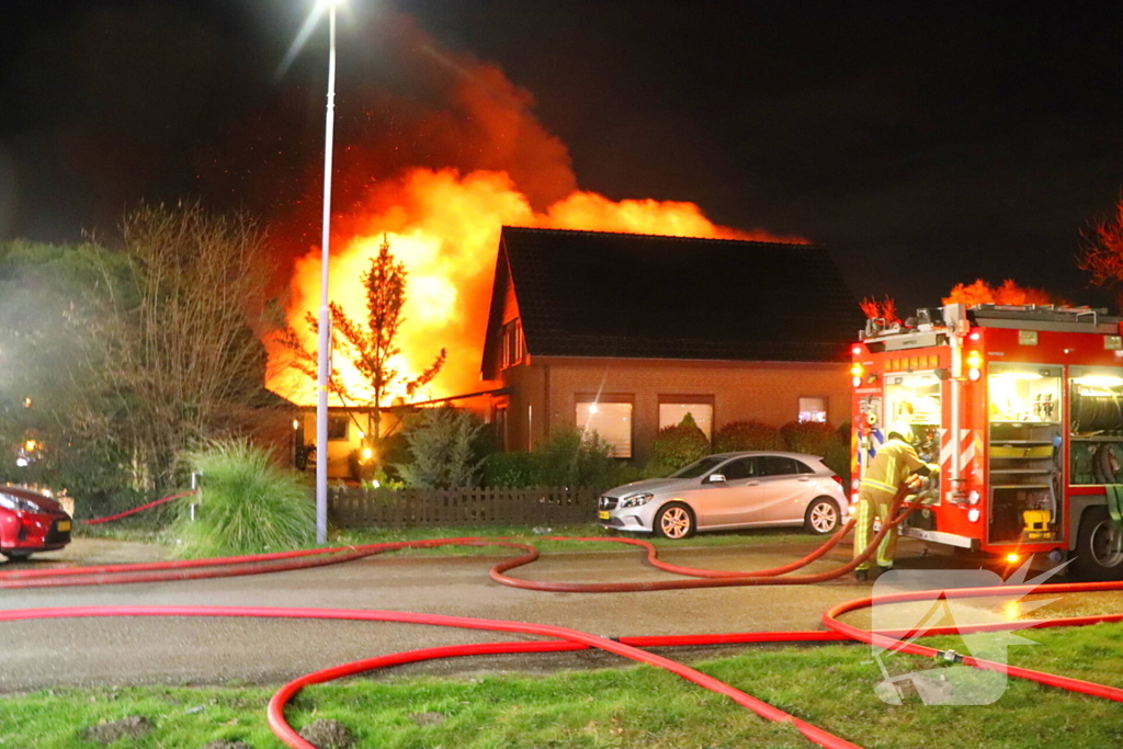 Enorme vlammen bij gebouwbrand naast Schiphol
