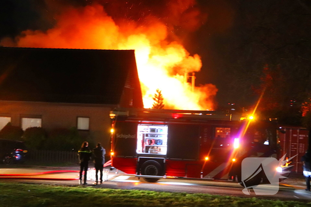 Enorme vlammen bij gebouwbrand naast Schiphol