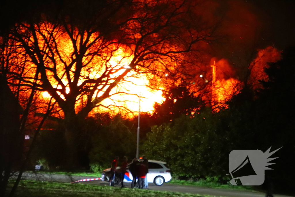 Enorme vlammen bij gebouwbrand naast Schiphol