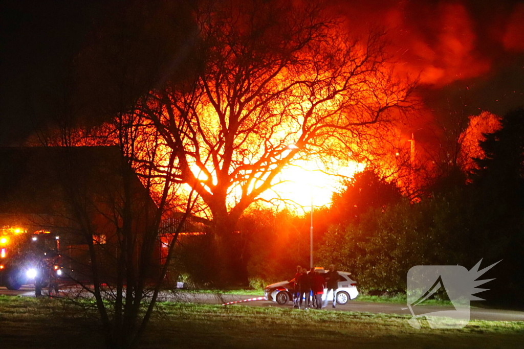 Enorme vlammen bij gebouwbrand naast Schiphol