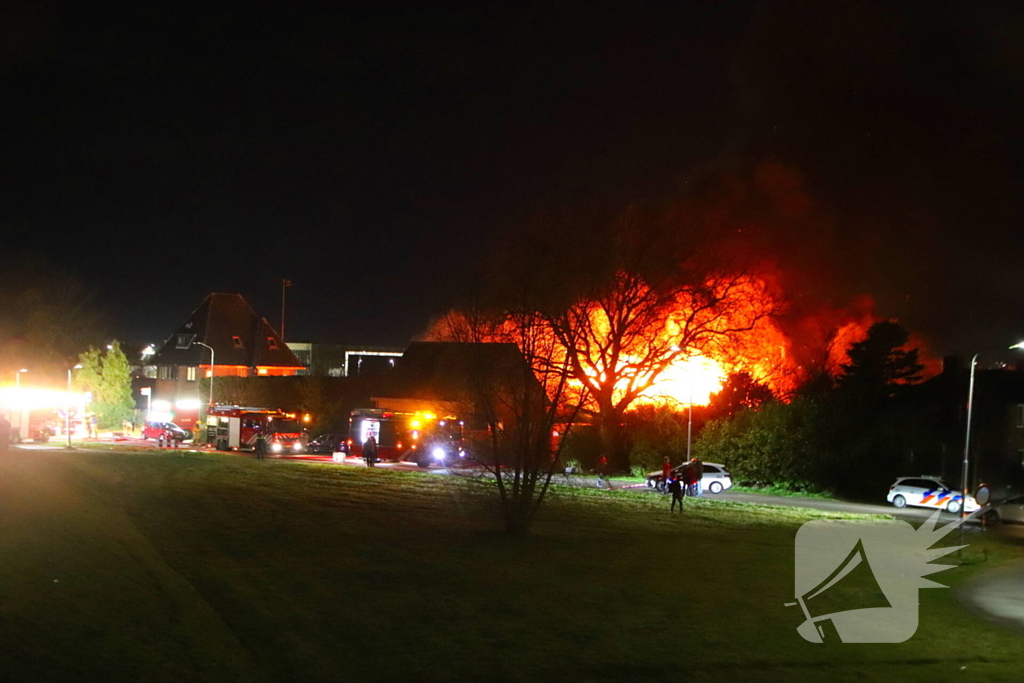 Enorme vlammen bij gebouwbrand naast Schiphol