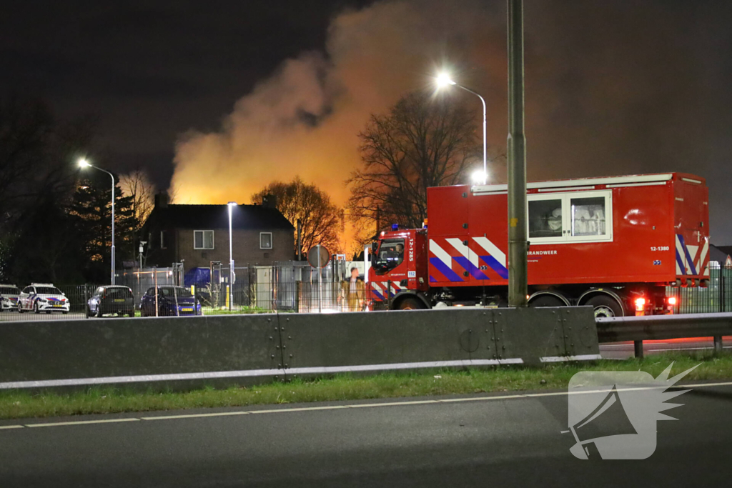 Enorme vlammen bij gebouwbrand naast Schiphol