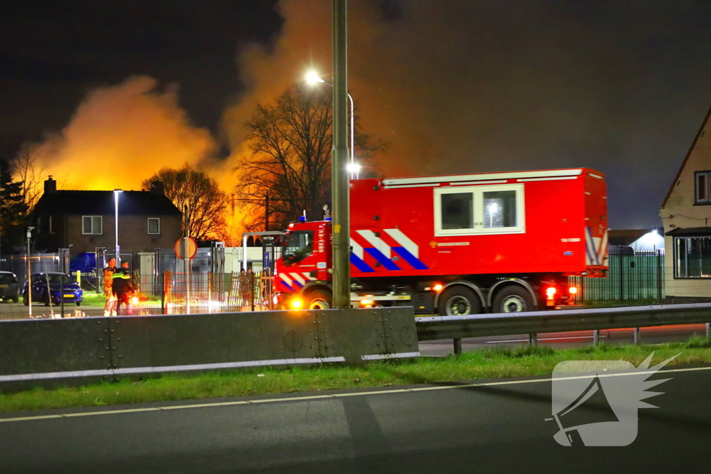 Enorme vlammen bij gebouwbrand naast Schiphol