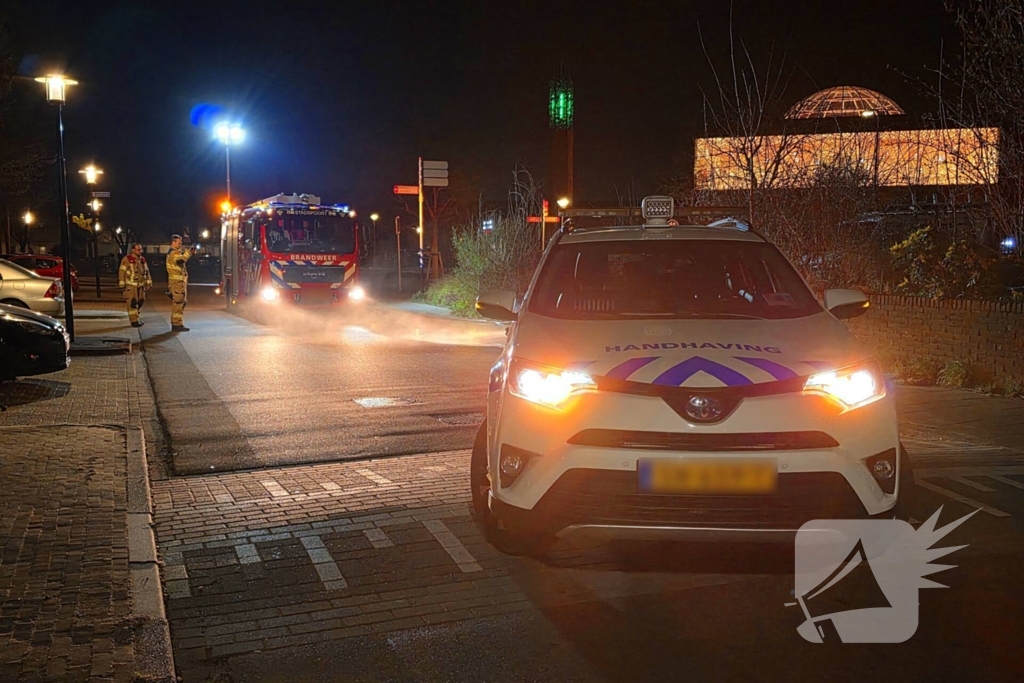 Brandweer reinigt wegdek na ongeval