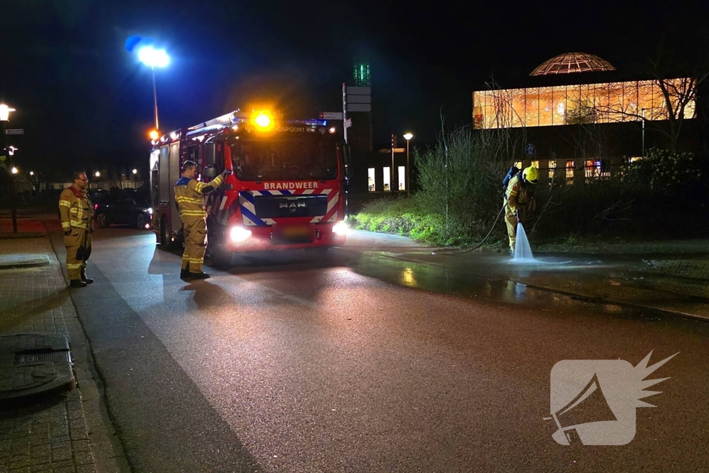 Brandweer reinigt wegdek na ongeval