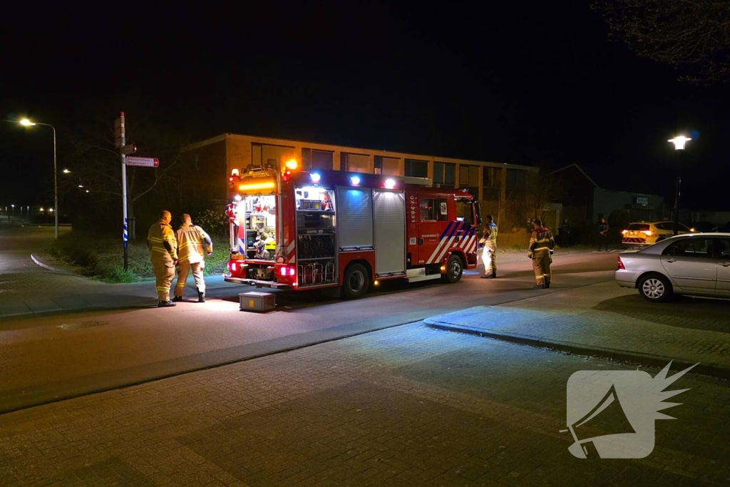 Brandweer reinigt wegdek na ongeval