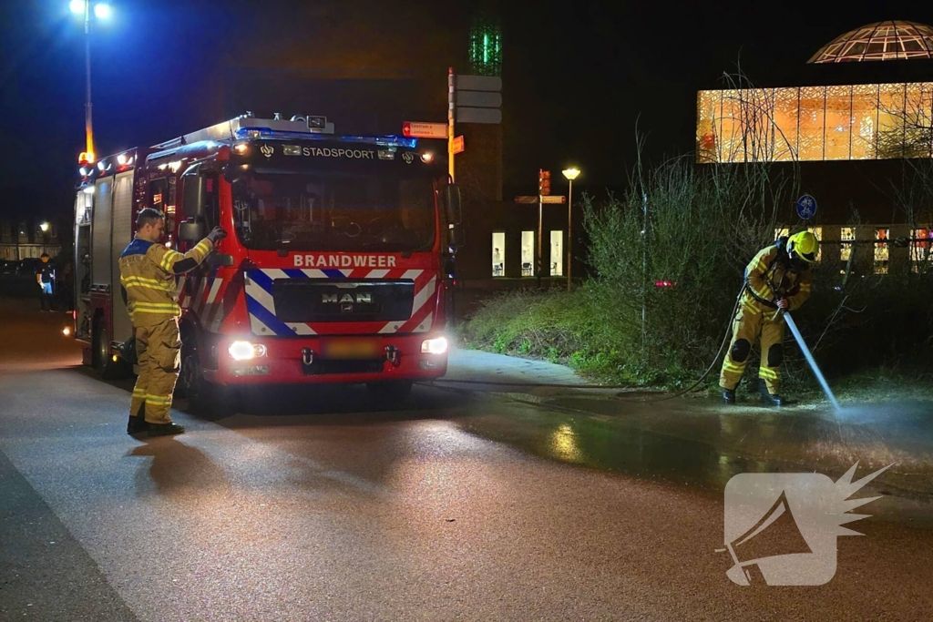 Brandweer reinigt wegdek na ongeval