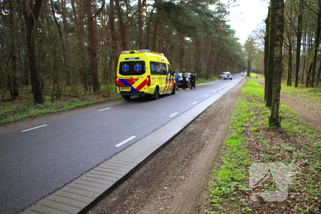Automobilist raakt van de weg en belandt tegen boom