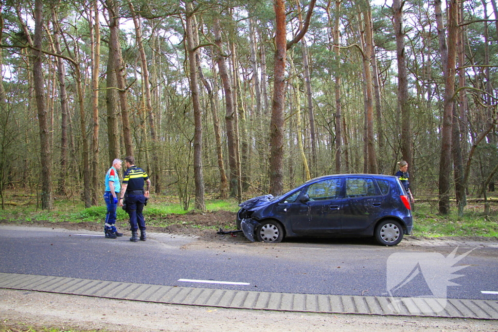 Automobilist raakt van de weg en belandt tegen boom