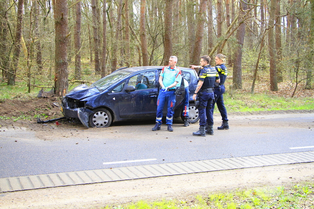 Automobilist raakt van de weg en belandt tegen boom