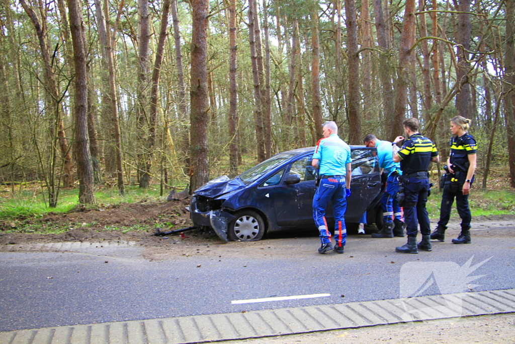 Automobilist raakt van de weg en belandt tegen boom