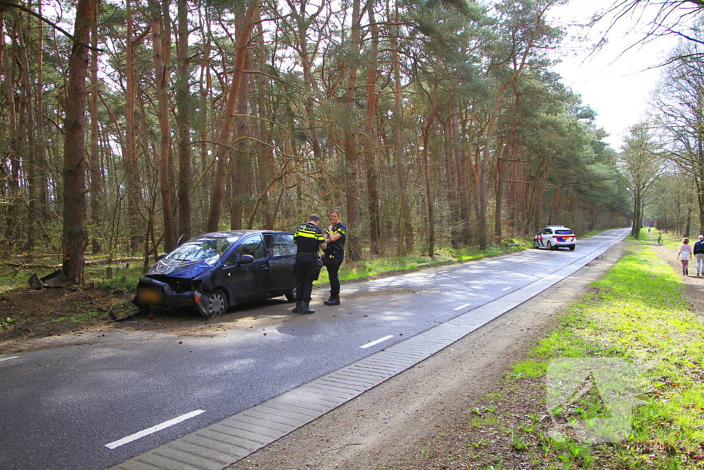 Automobilist raakt van de weg en belandt tegen boom