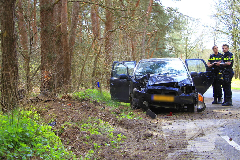 Automobilist raakt van de weg en belandt tegen boom